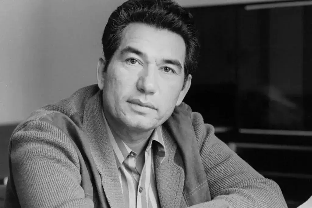 Чынгыз Айтматов черно-белая фотография великого писателя