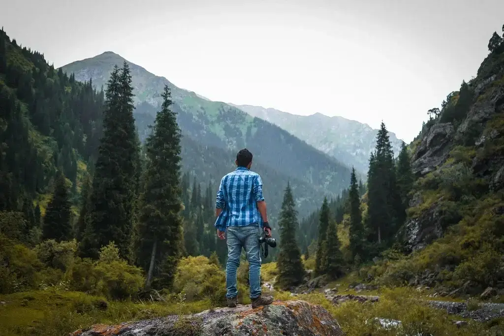 Живописные виды на дорогах Кыргызстана во время путешествия
