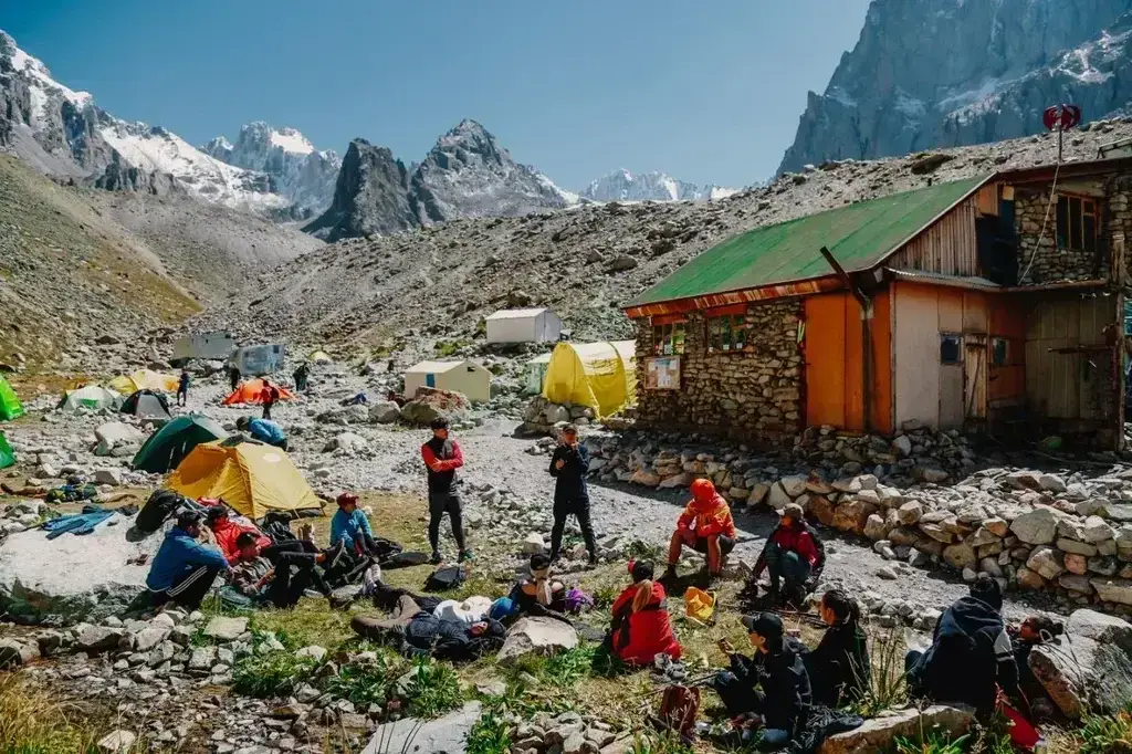 Хижина Рацека в горной системе Тянь-Шань в национальном парке Ала-Арча