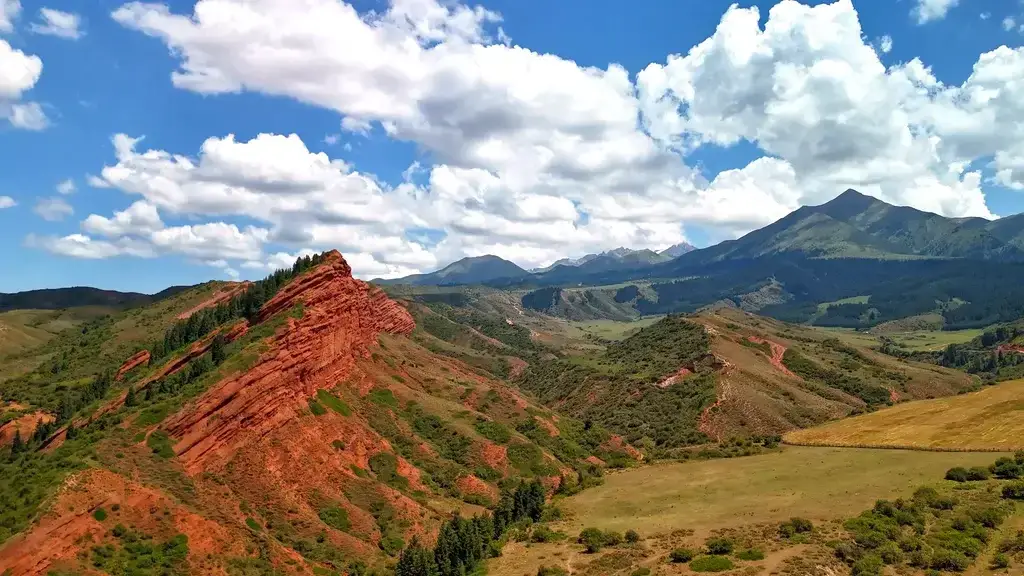 Горы Джети-Огуз в Кыргыстане