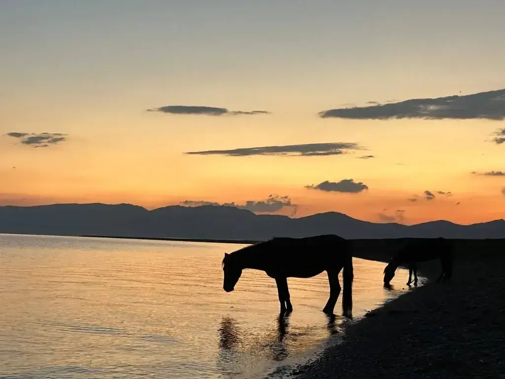 Озеро Сон-Куль в лучах рассвета