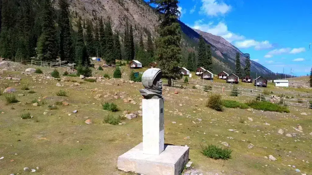 Памятник Юрию Гагарину в Кыргызстане