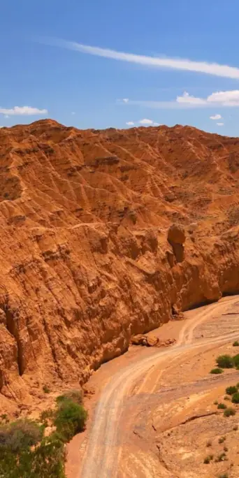 Горная дорога среди марсианских пейзажей в Киргизии