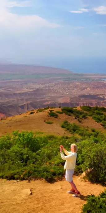 Туристы взобрались на зеленые горные хребты рядом с озером Иссык Куль