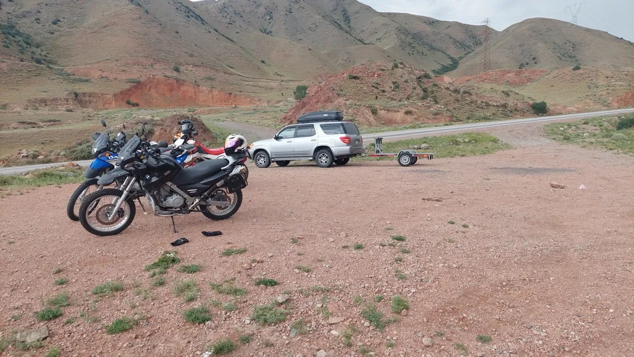 BMW эндуро на красном грунте в горах