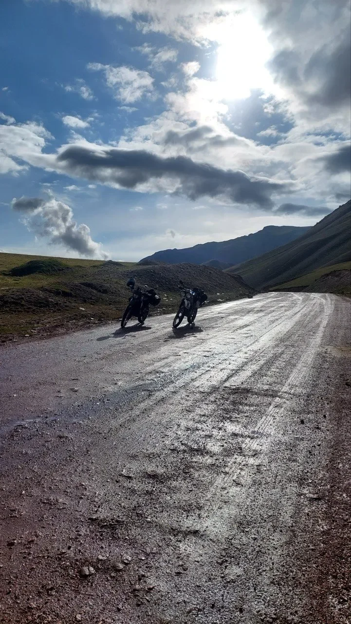 BMW эндуро в речной долине Кыргызстана