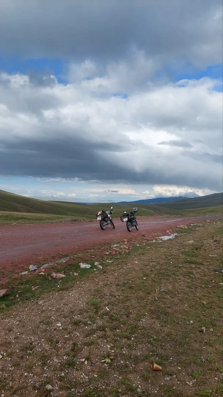 BMW F650GS Dakar у горного озера Кыргызстана