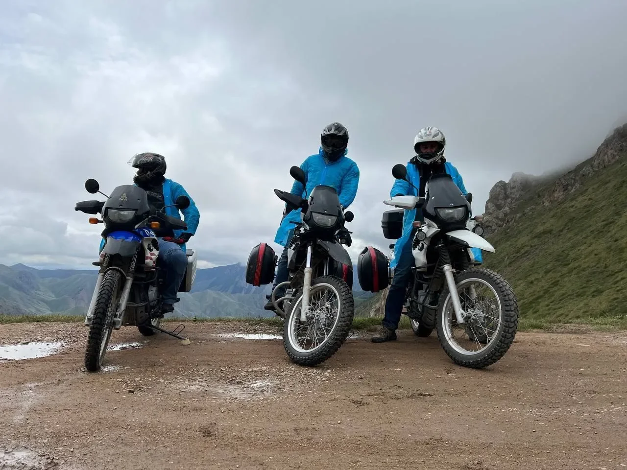 BMW F650GS на горной дороге с панорамным видом