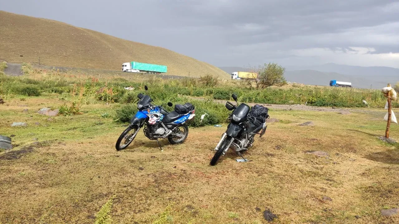 BMW F650GS с панорамой Тянь-Шаня