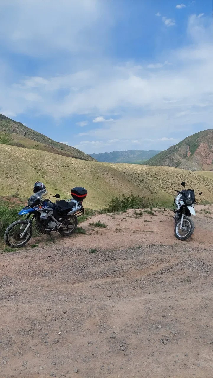 BMW F650GS с видом на горную долину