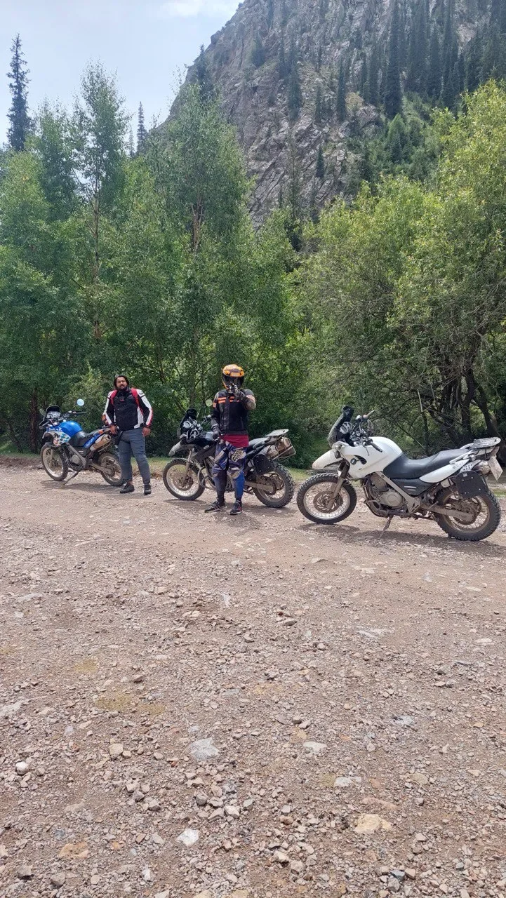 BMW F650GS с видом сверху на долину