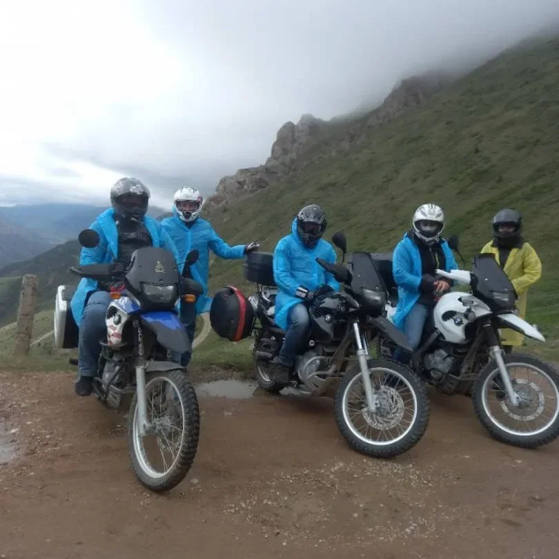 BMW F650GS в высокогорье с видом на снежные вершины