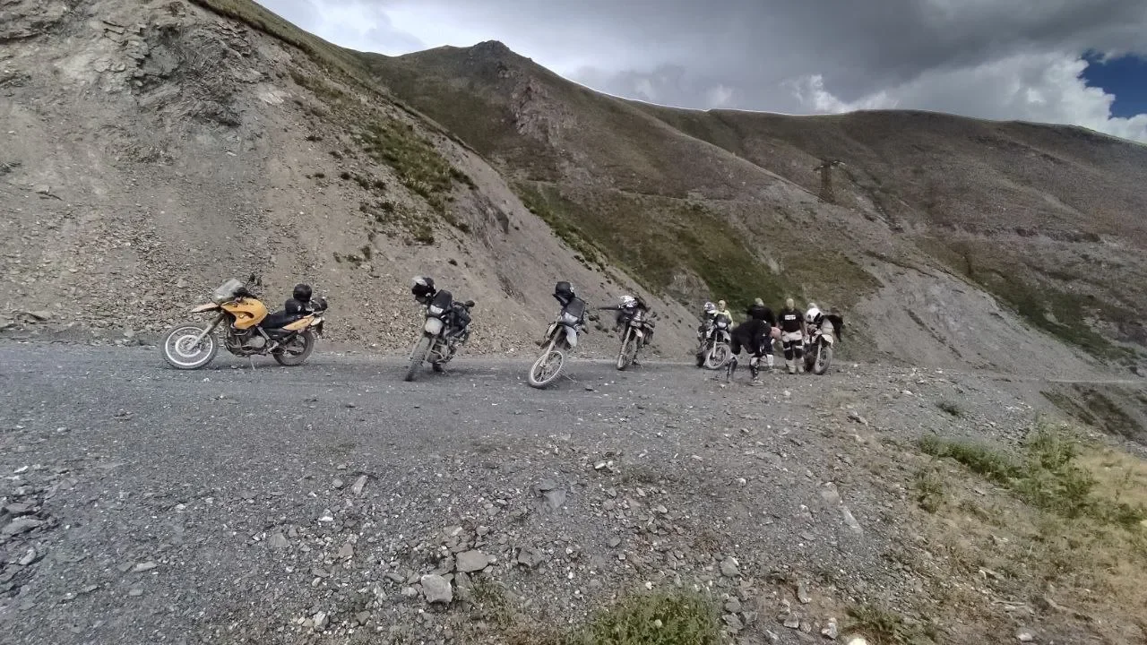 Два BMW F650GS на горном серпантине