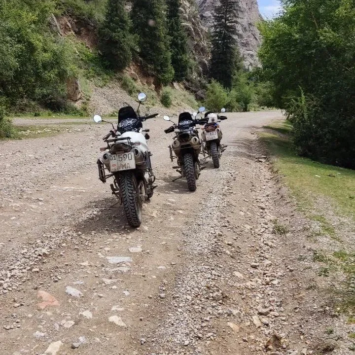 Два эндуро в каменистом ущелье Кыргызстана