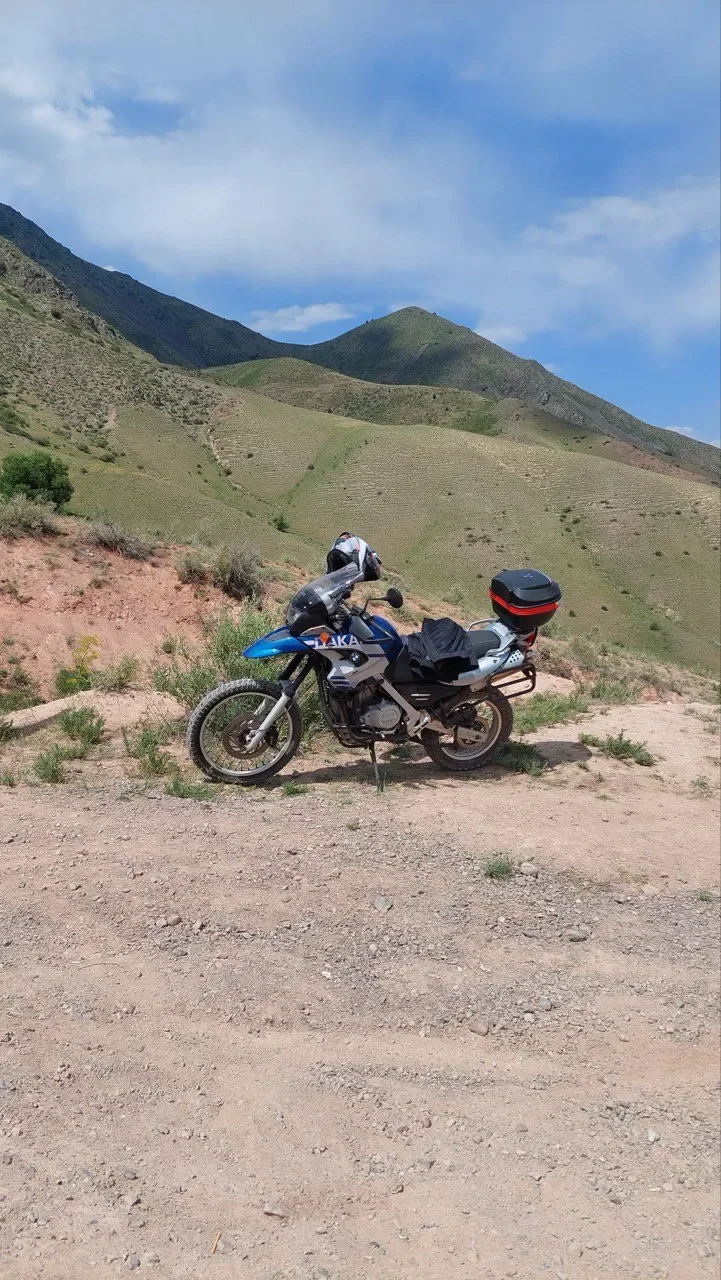 Два мотоцикла BMW на горном маршруте Кыргызстана