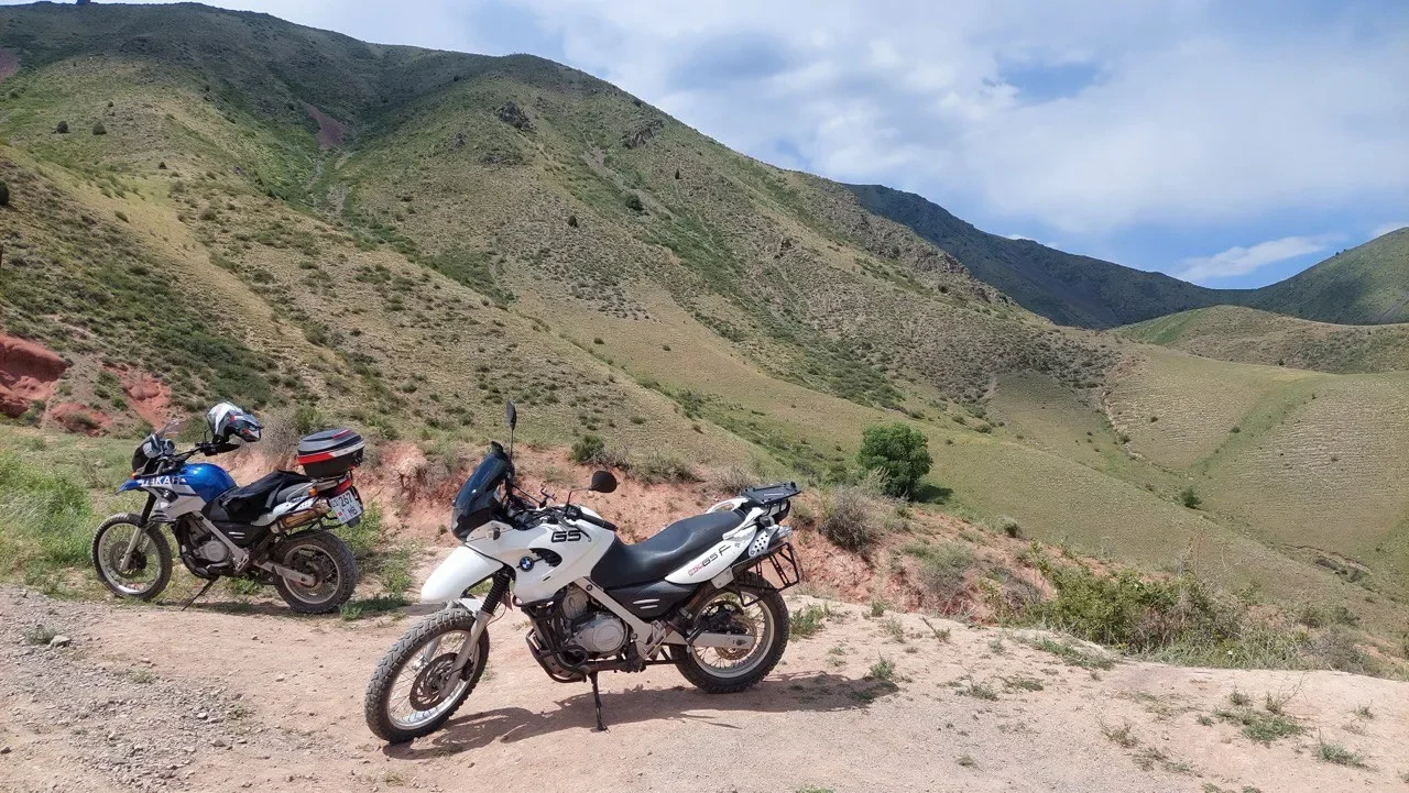 Эндуро BMW F650GS на фоне зеленых гор Кыргызстана