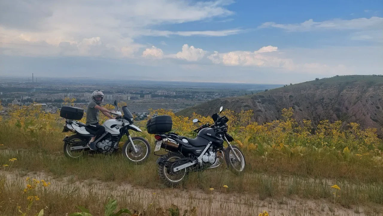 Эндуро в горах под облаками - свобода путешествия