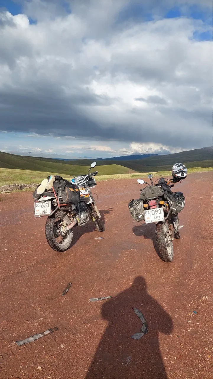 Эндуро маршрут по гравийной дороге в горах