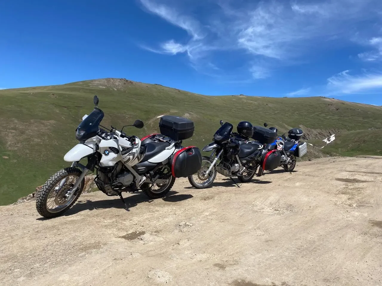 Группа эндуро на горной лесной дороге