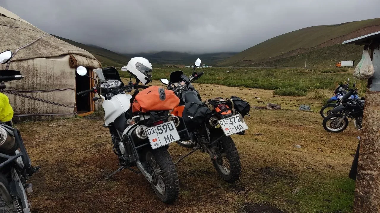 Эндуро на каменистой дороге в ущелье