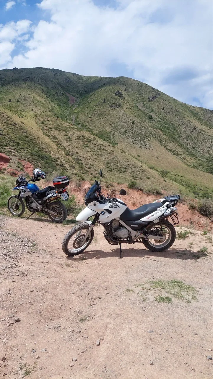 Эндуро мотоциклы на красном грунте горной дороги