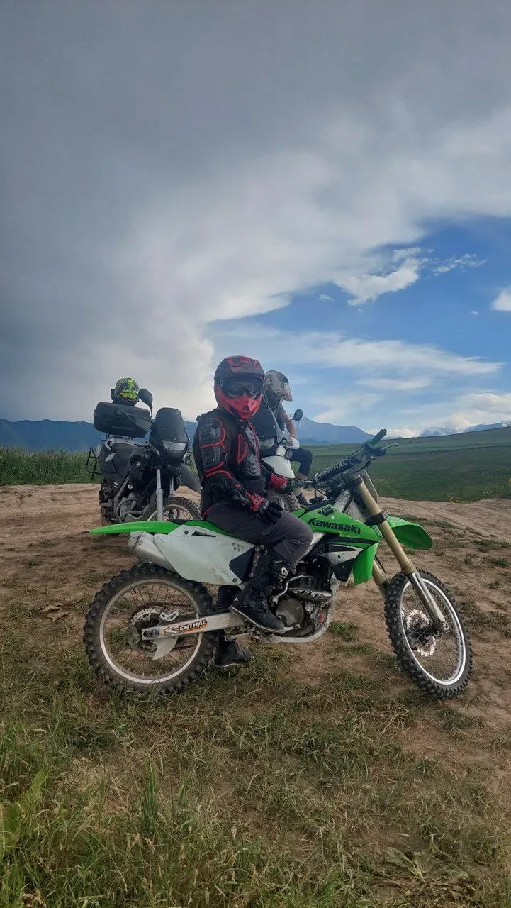 Эндуро на бездорожье у горной реки