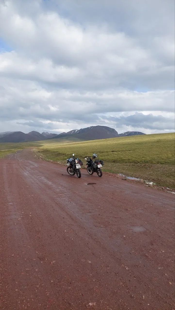 Эндуро-тур в горах Кыргызстана под облаками