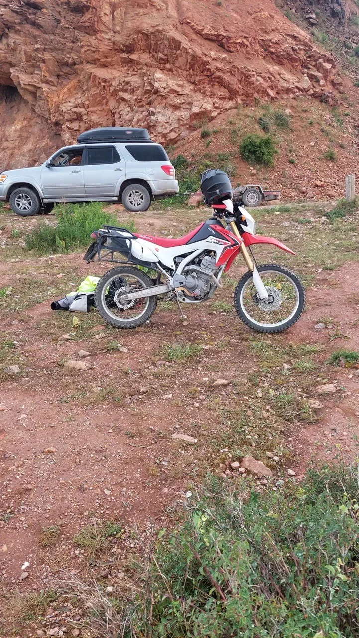 Honda CRF эндуро у красного каньона