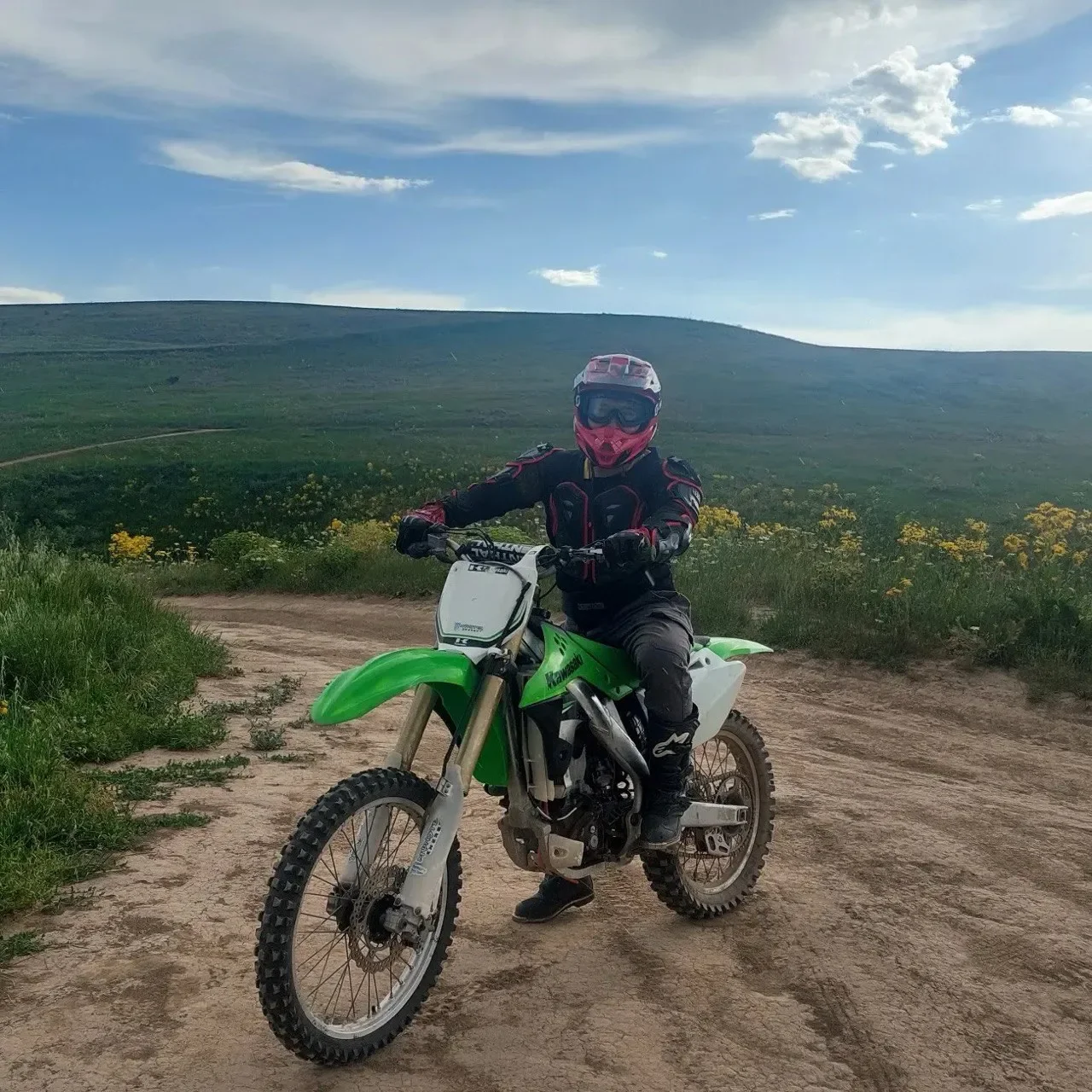 Kawasaki KLX на фоне зеленых холмов Кыргызстана