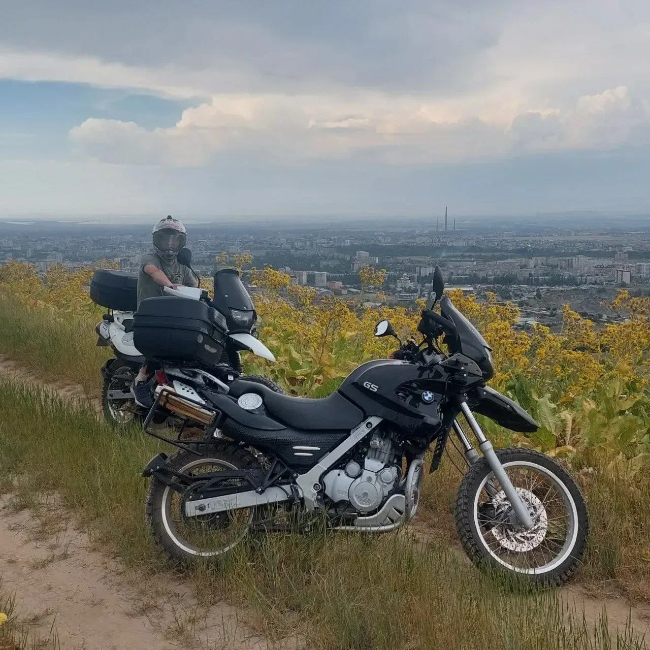 Группа мотоциклистов на остановке у перевала