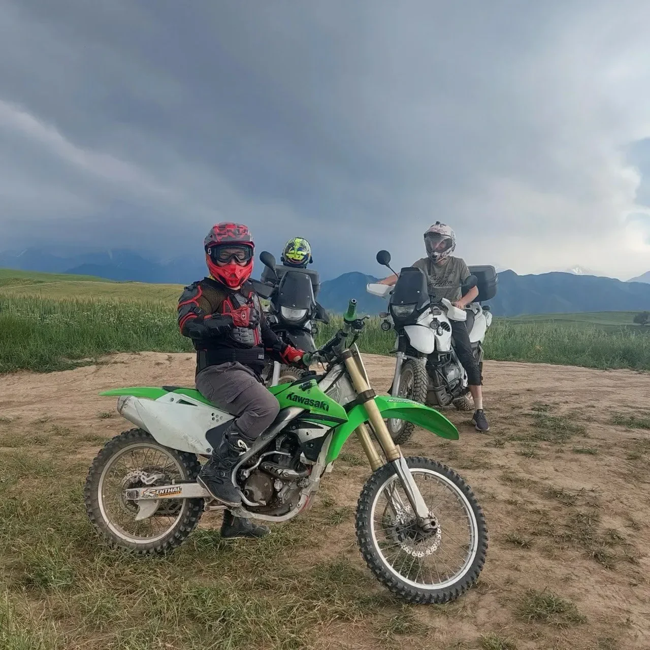 Мотоциклетный прицеп на фоне гор и степи