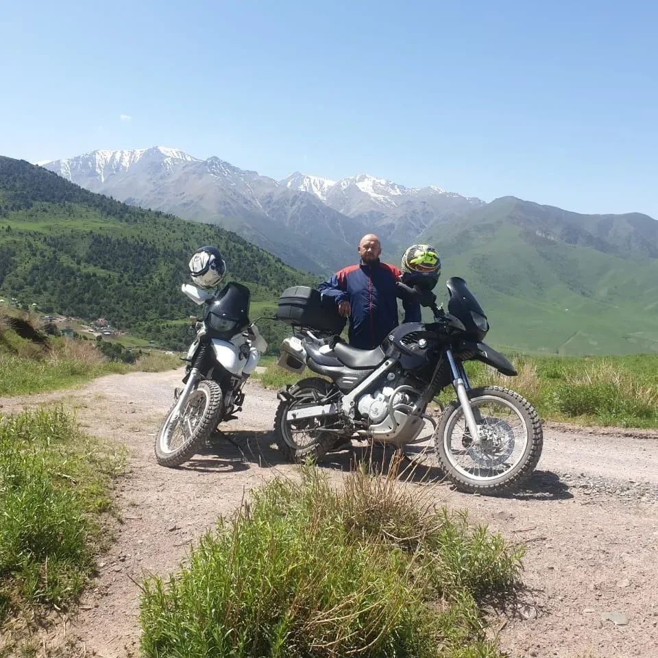 Мото-тур в горах при переменной облачности