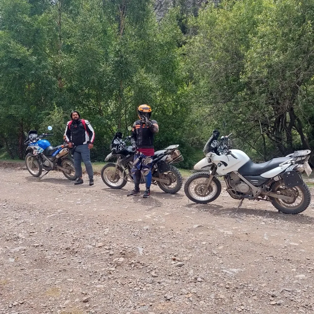 Мотоциклисты на привале в горном лесу