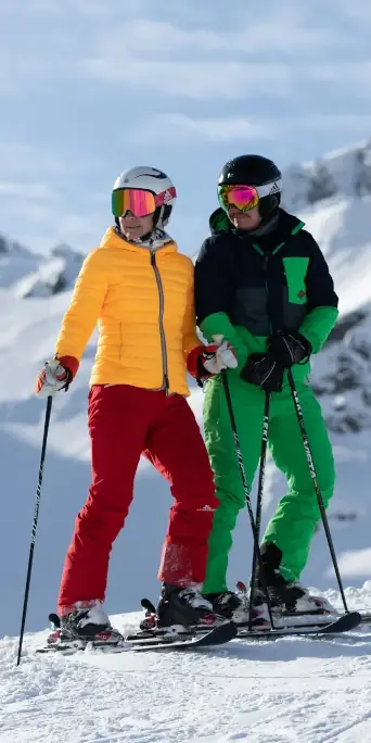 Лыжники на склоне гор зимой в Кыргызстане