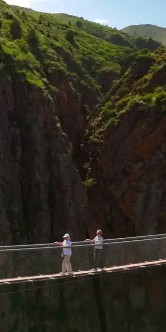 Потрясающий вид на небесный мост на фоне зеленых горных хребтов