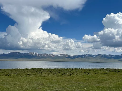 Зеленый луг, горы и озеро Сон Куль