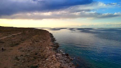 Вечерний Иссык Куль, каменный берег и прозрачная вода