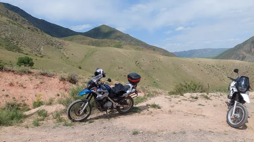 BMW F650GS Dakar на фоне гор Кыргызстана