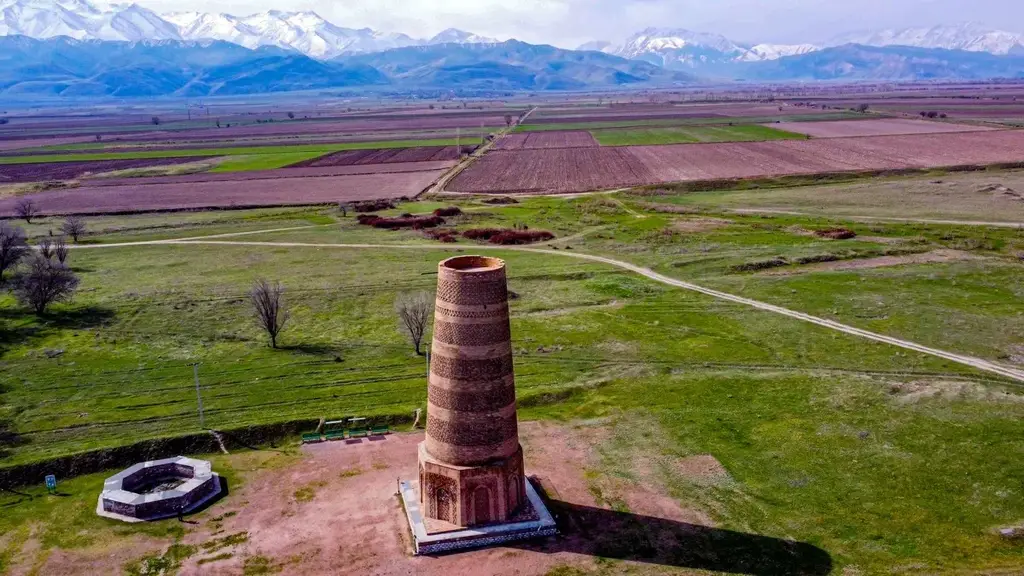 панорамный вид на башню Бурана и снежные пики