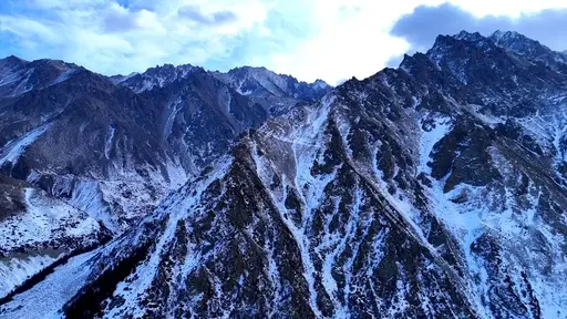 Заснеженные горные пики в парке Ала-Арча