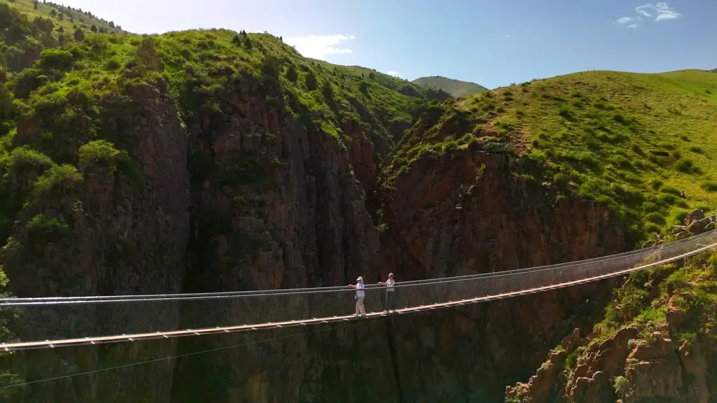 Потрясающий вид на небесный мост на фоне зеленых горных хребтов