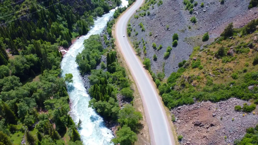 Дорого по Боомскому ущелью вдоль реки Чу