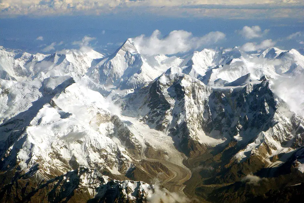 Вид на пик Хан-Тенгри с горного перевала в Тянь-Шане