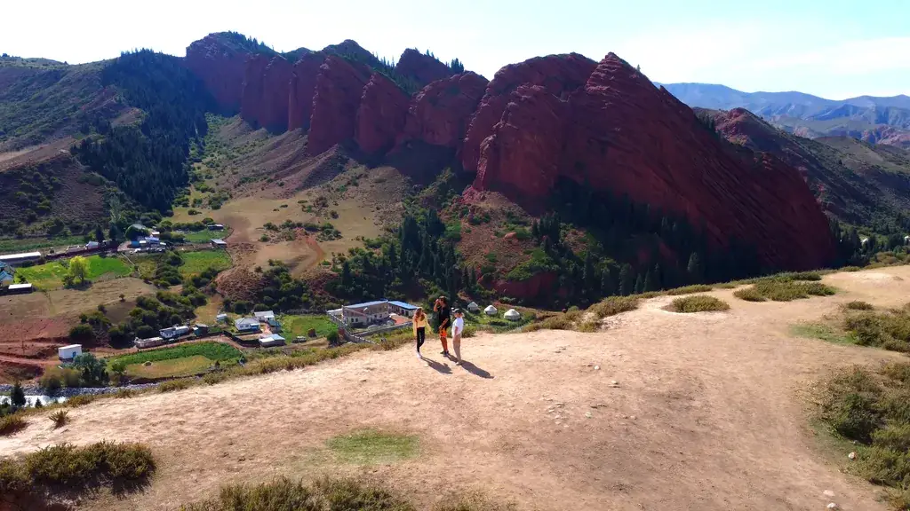 Красные скалы Семь Быков в ущелье Джети-Огуз