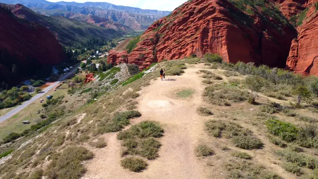 Зеленые альпийские луга в ущелье Джети-Огуз