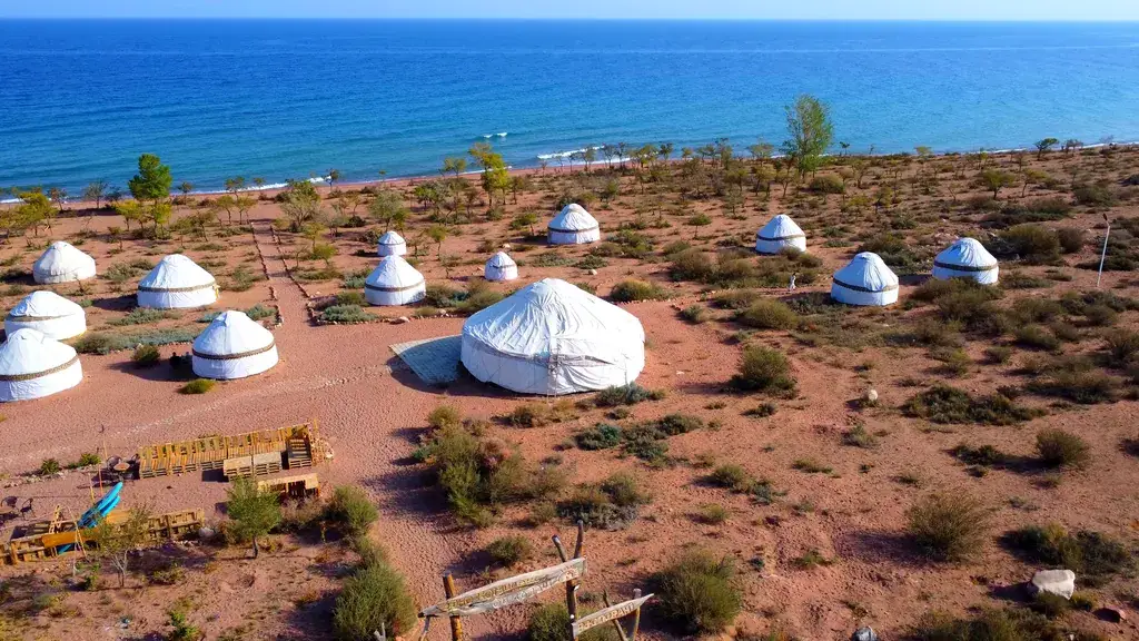 Дикий пляж на южном берегу озера Иссык-Куль